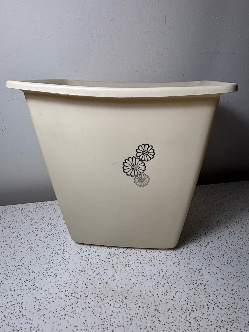 Cream coloured vintage Rubbermaid garbage/trash can (Gold decor)